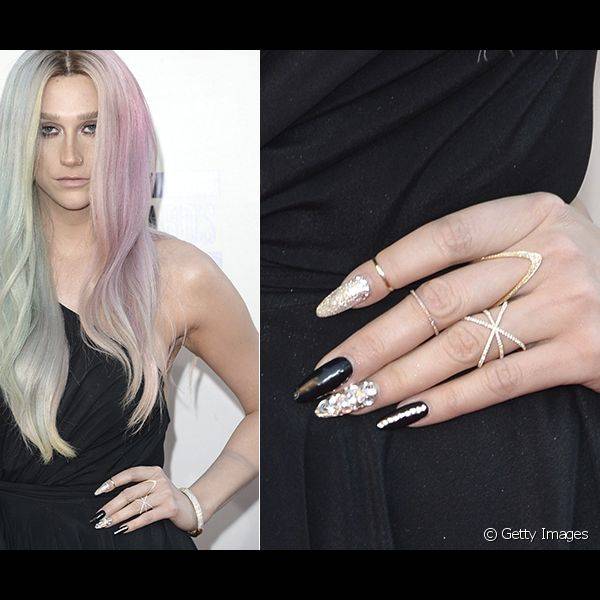 No American Music Awards 2013, Kesha recorreu a uma de suas nail arts preferidas e intercalou os dedos entre uma cor lisa e outra com brilho 